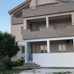 Apartament Theros